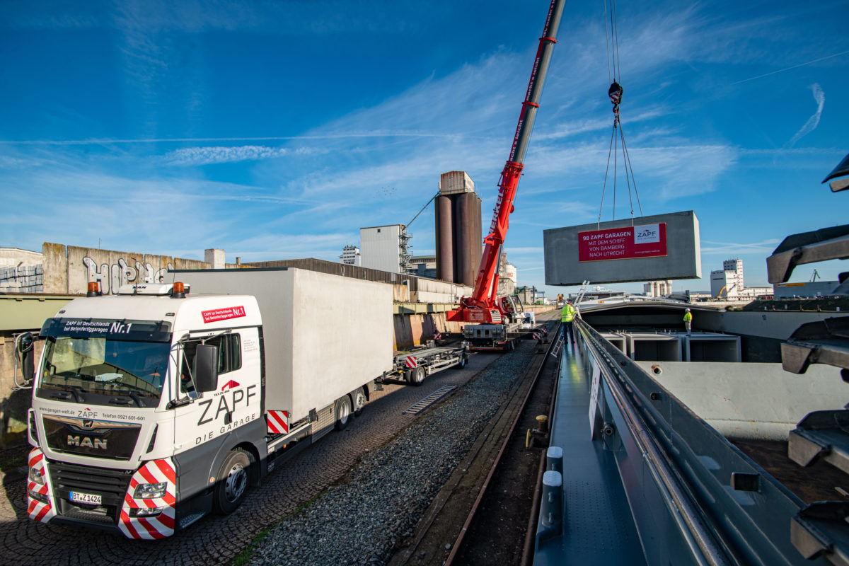 Verladung von Beton-Fertiggaragen vom LKW aufs Binnenschiff im bayernhafen Bamberg