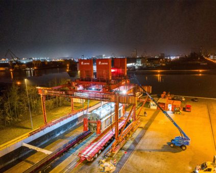 Nächtliche Verladung eines Trafos am Litzenhubsystem im bayernhafen Nürnberg