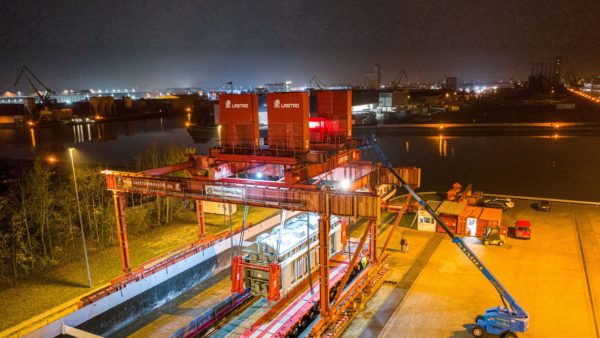 Nächtliche Verladung eines Trafos am Litzenhubsystem im bayernhafen Nürnberg