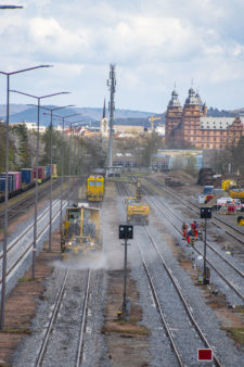 Hafenbahnhof Aschaffenburg mit Blick Schloss - Gleisstopfzug