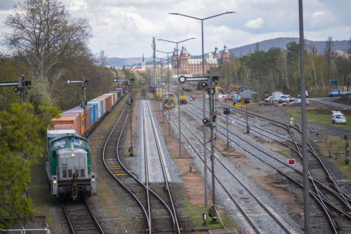 Hafenbahnhof Aschaffenburg - links Containerzug, rechts Bauarbeiten mit Gleisstopfzug