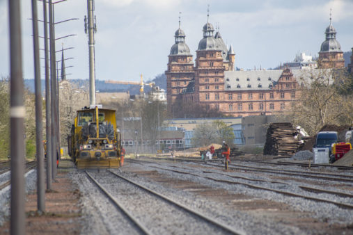 Hafenbahnhof Aschaffenburg mit Blick Schloss - Gleisstopfzug im Vordergrund