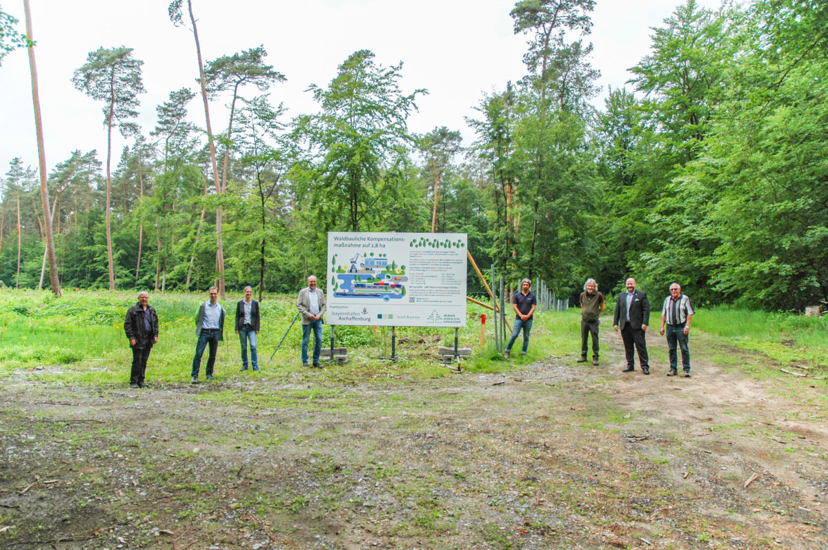 Gruppenbild vor Aufforstung im Hübnerwald Stockstadt