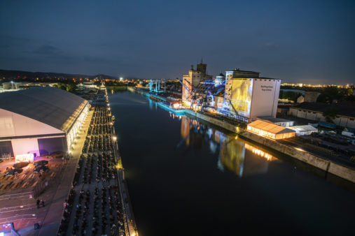 Nachtaufnahme Theater Regensburg im Westhafen