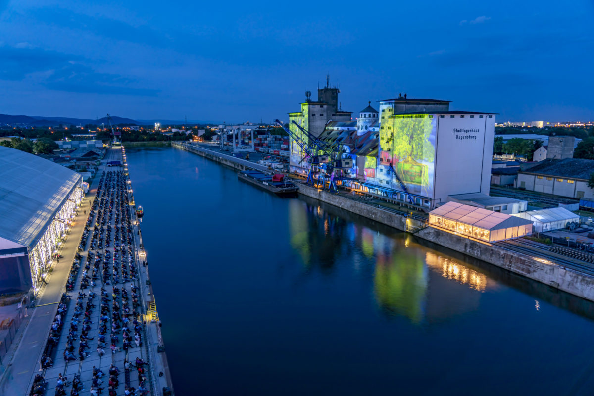 Nachtaufnahme Theater Regensburg im Westhafen