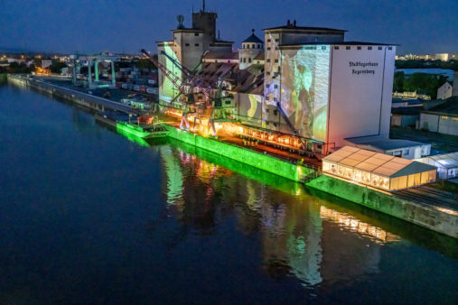 Nachtaufnahme Theater Regensburg im Westhafen