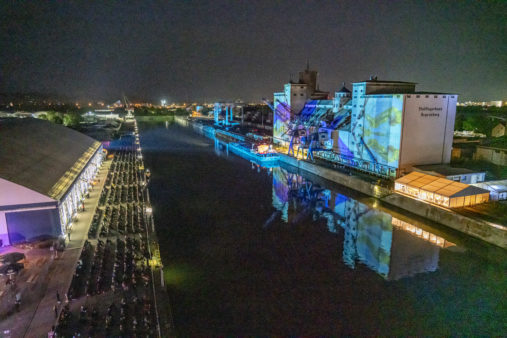 Nachtaufnahme Theater Regensburg im Westhafen