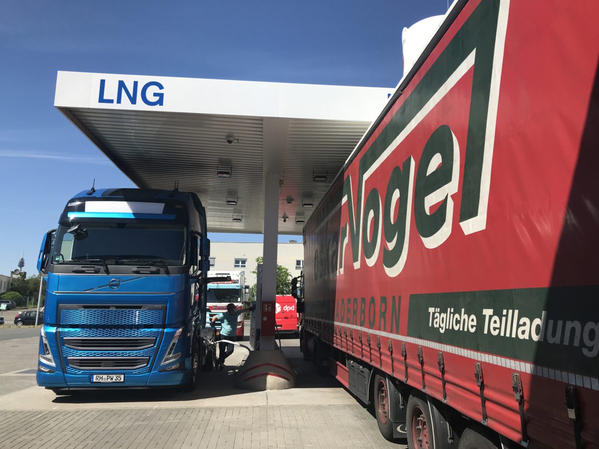 LNG-Zapfsäule an der LNG-Tankstelle im bayernhafen Nürnberg