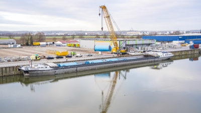 Umschlag mit Raupenkran Schiff, blaue Kabeltommel