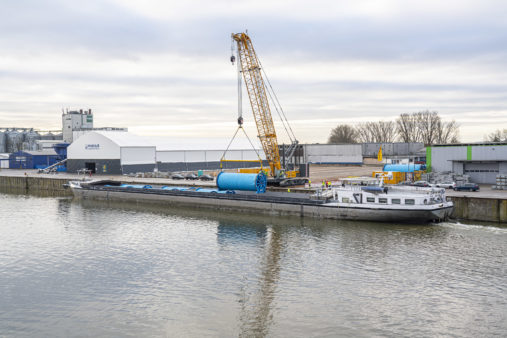 Umschlag mit Raupenkran Schiff, blaue Kabeltommel