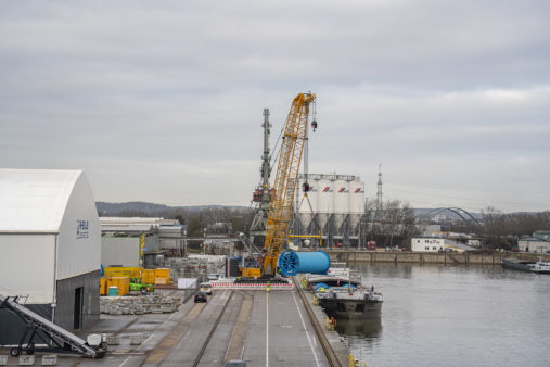 Umschlag mit Raupenkran Schiff, blaue Kabeltommel