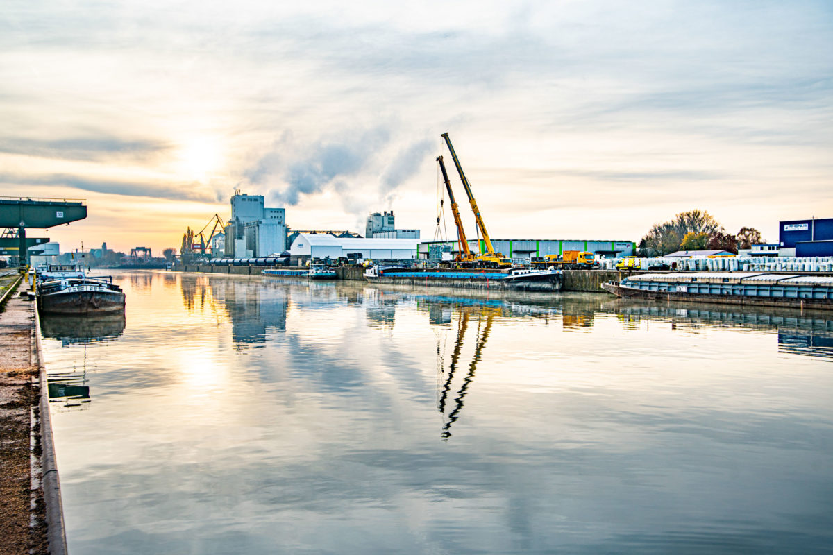 Umschlag Kabeltrommeln bayernhafen Regensburg Osthafen