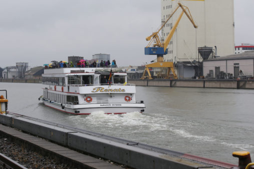 Personenschiff fährt durch den Hafen Nürnberg