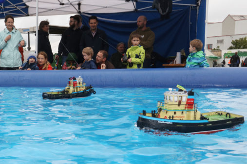 Ferngesteuerte Boote in einem Pool