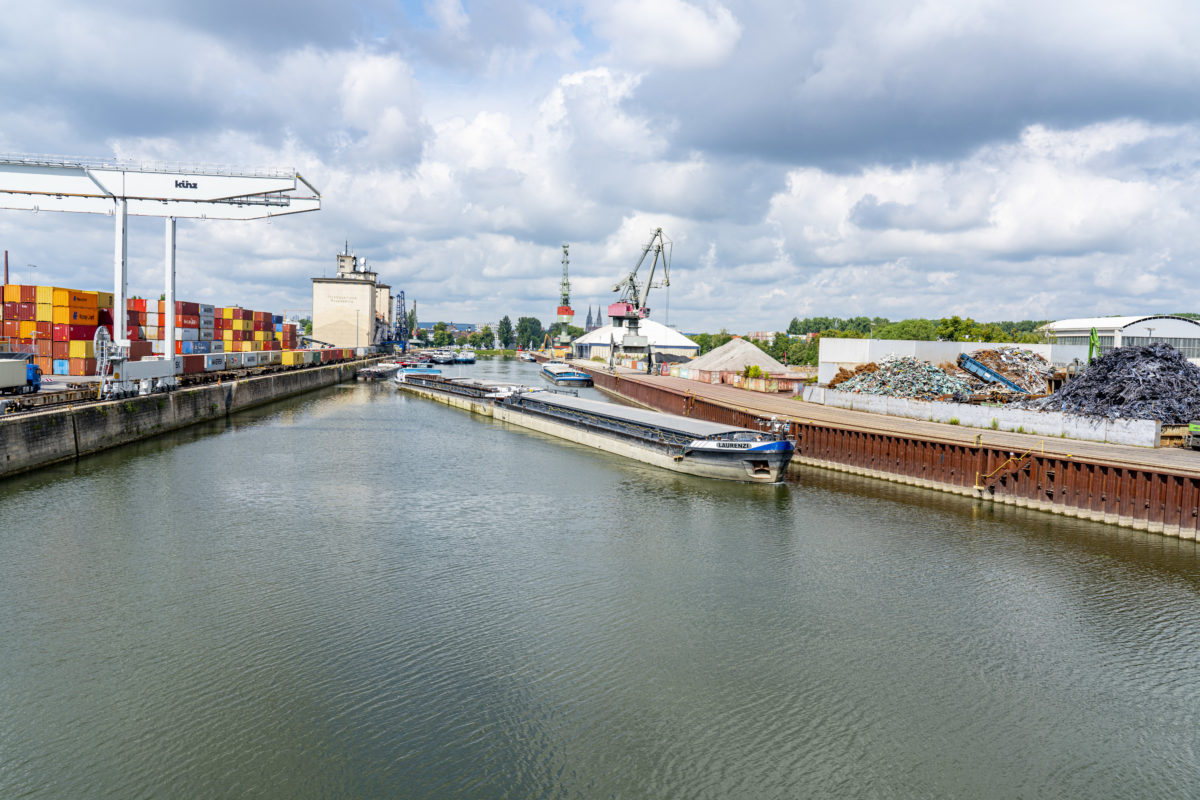 Westhafen bayernhafen Regensburg Binnenschiff Kran Container