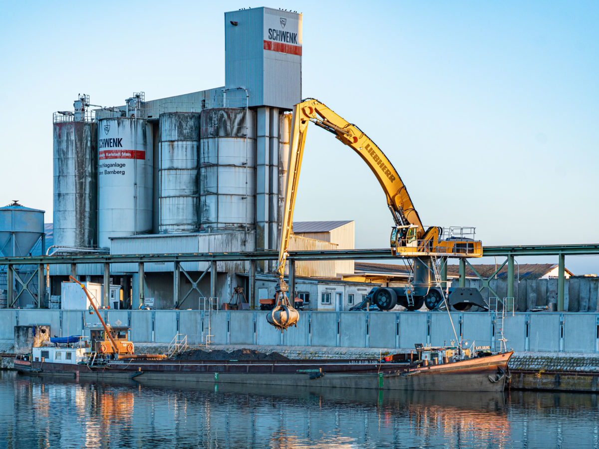 Bagger Liebherr LH110 Schiff Umschlag