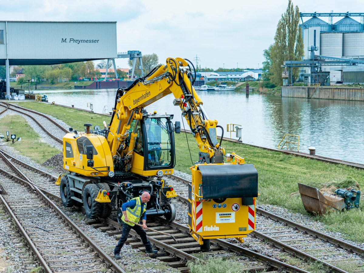 Zweiwegebagger auf Gleisanlagen im Hafen