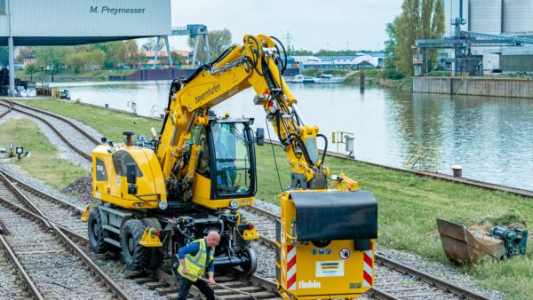 Zweiwegebagger auf Gleisanlagen im Hafen