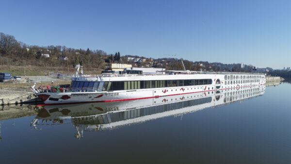 Flusskreuzfahrtschiff A-ROSA FLORA im bayernhafen Passau-Racklau.