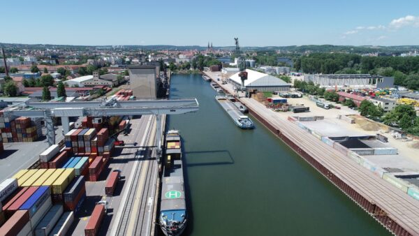 Luftbild Hafenbecken mit Schiffen und Kränen