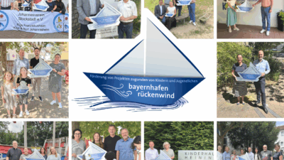 Fotokollage mit allen zehn symbolischen Spendenübergaben der Siegerprojekte und in der Mitte groß das Logo des rückenwind-Spendenwettbewerbs, ein blaues Papierschiffchen