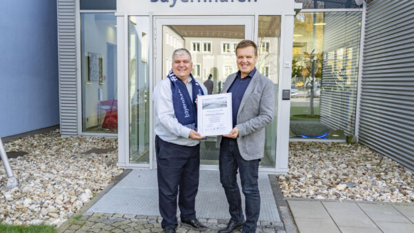 Bundestagsabgeordneter Stefan Schmidt erhält von bayernhafen-Geschäftsführer Joachim Zimmermann eine Urkunde überreicht