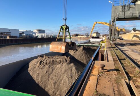 Erdumschlag von Binnenschiff