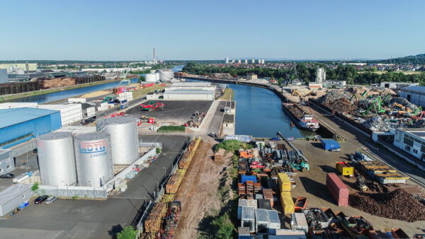 bayernhafen Aschaffenburg, Blick auf Hafenbecken, Tanklager, Holzumschlag, Schrottumschlag usw.