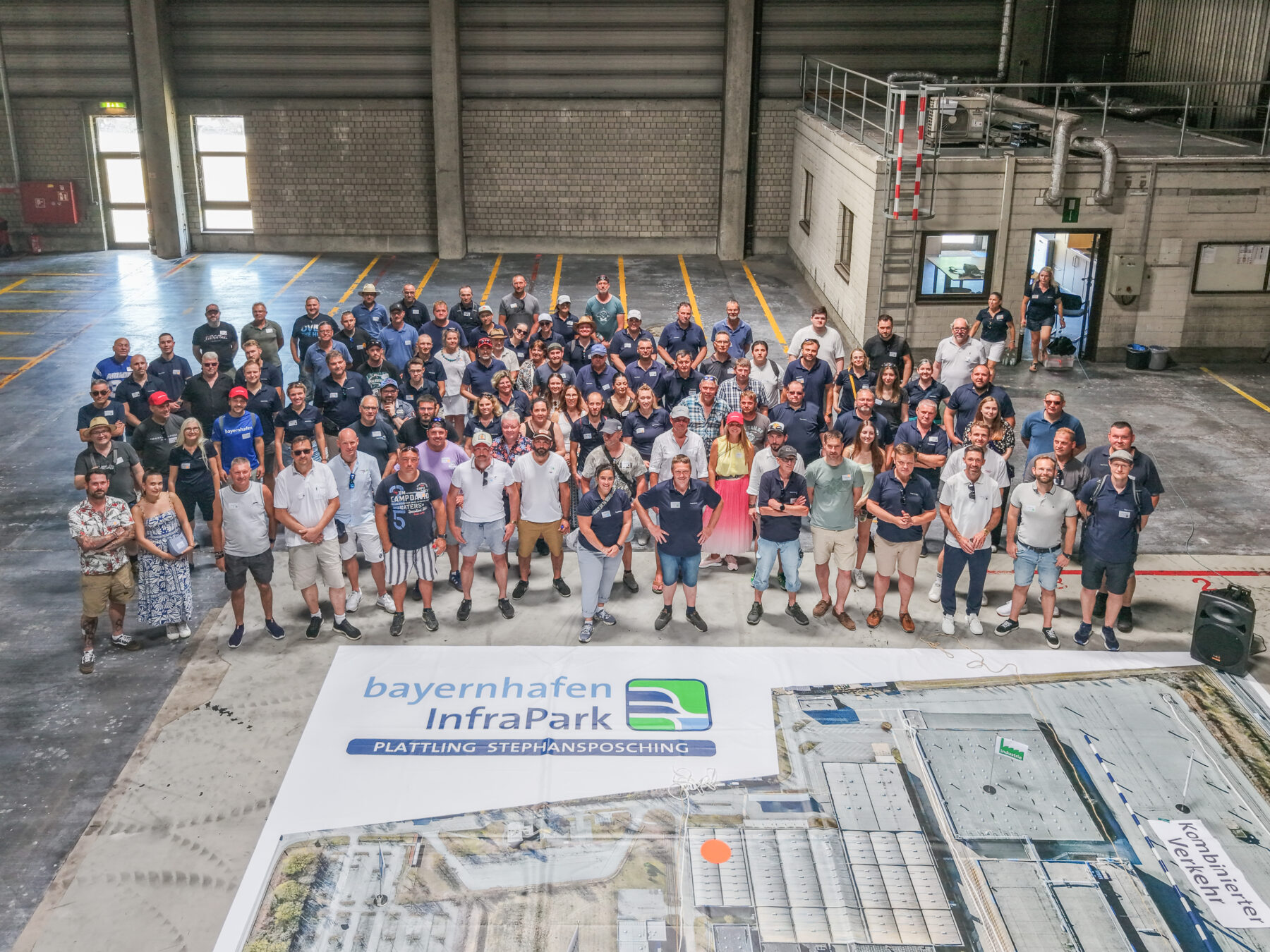 Gruppe von Menschen, die bei bayernhafen arbeiten